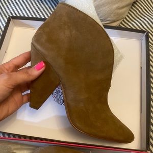Vince Camuto mitsen suede booties